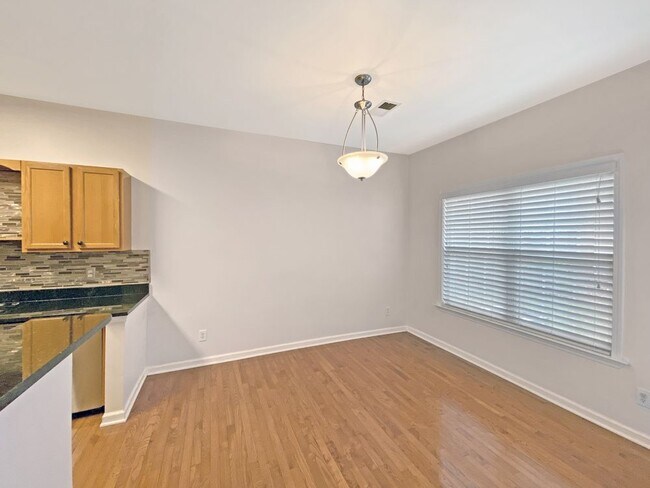 Foto del edificio - 2037 Lennox Square Rd