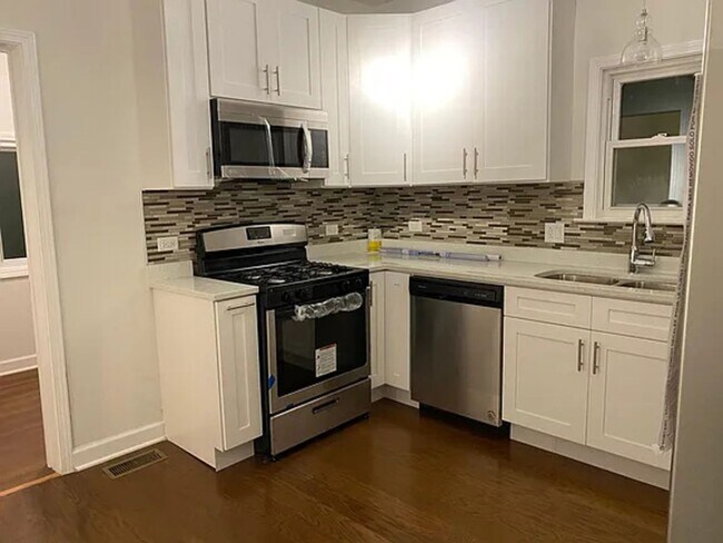 Foto del edificio - 1034 Lathrop Ave