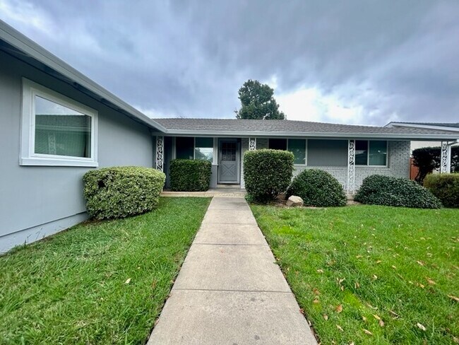Building Photo - Don't miss this spacious 4 bed 2.5 bath ho...