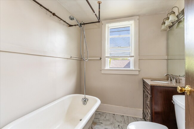 Building Photo - 1221 N Clinton Ave