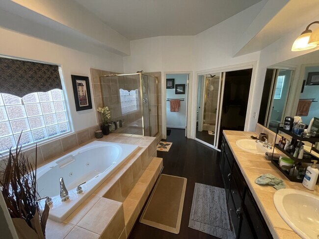 Foto del edificio - 10906 Iron Creek Ave