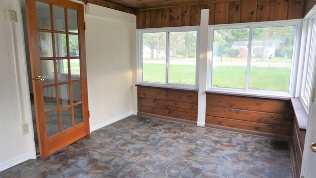 Building Photo - Cute 2 Bedroom Ranch within Walking Distan...
