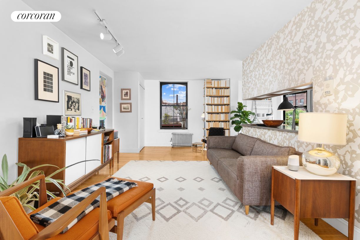 Primary Photo - 140 Warren St