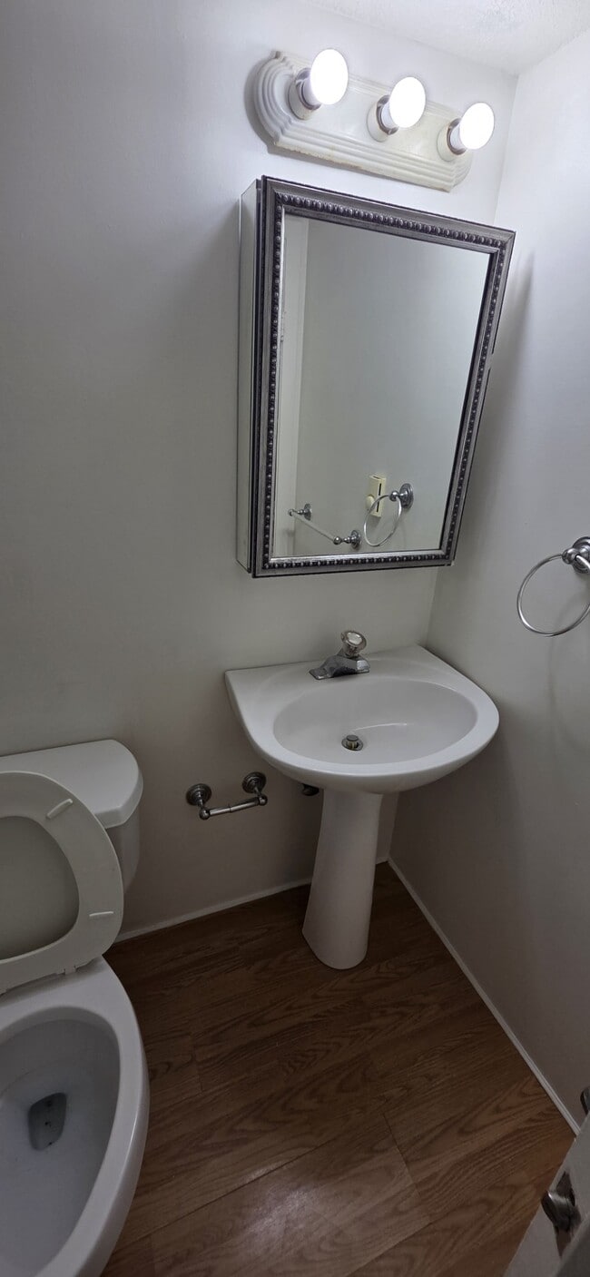 Apartment 6, Bathroom - 328 College St