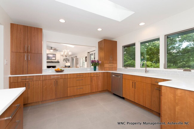 Foto del edificio - 12 Beech Tree Ln