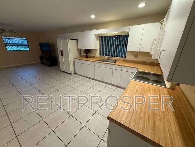 Foto del edificio - 2201 Granada Blvd