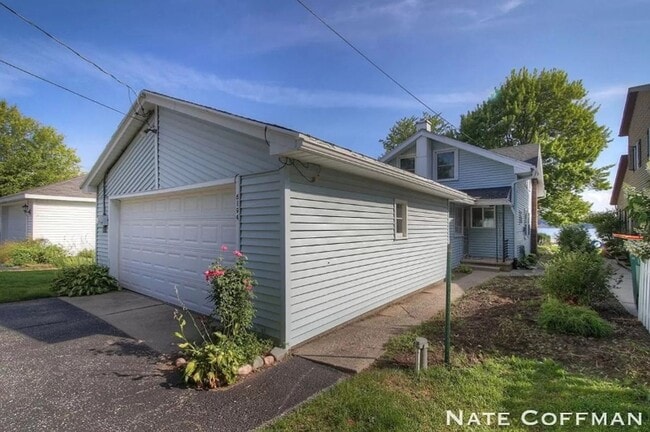 Building Photo - Lakefront 4 bed 2 bath home