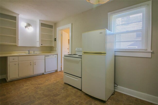 Building Photo - 608 Chautauqua Ave
