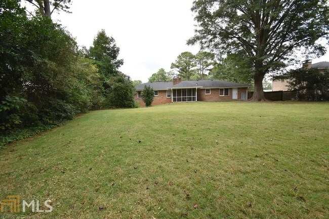 Building Photo - 3291 Balmoral Dr