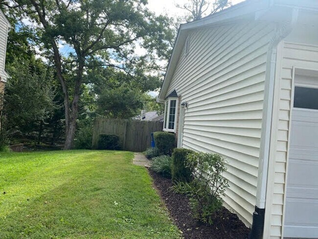 Foto del edificio - Beautiful 5 BR 3.5 BA brick Colonial home ...
