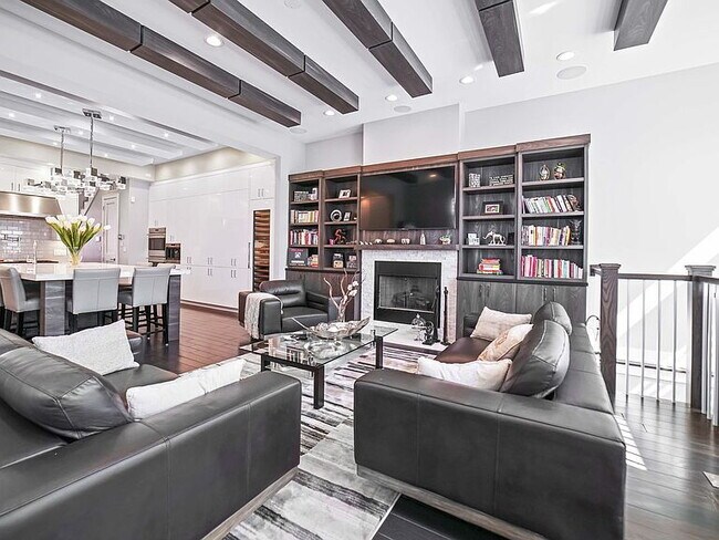 Foto del edificio - "Spacious 5-Bedroom Gem with 3 Full Baths in the Heart of Chicago – 4,200 Sq Ft of Comfort and St...