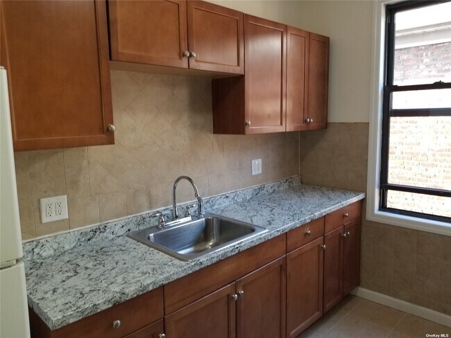 Foto del edificio - 37-30 62nd St