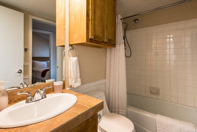 Foto del edificio - 1200 Hollow Creek Dr