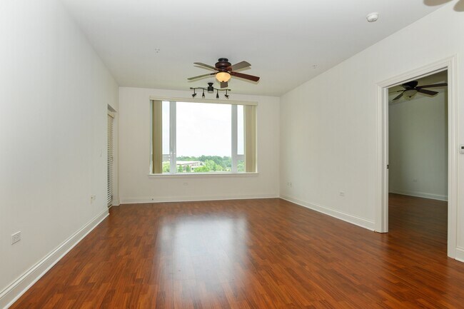 Building Photo - 850 Village Center Dr