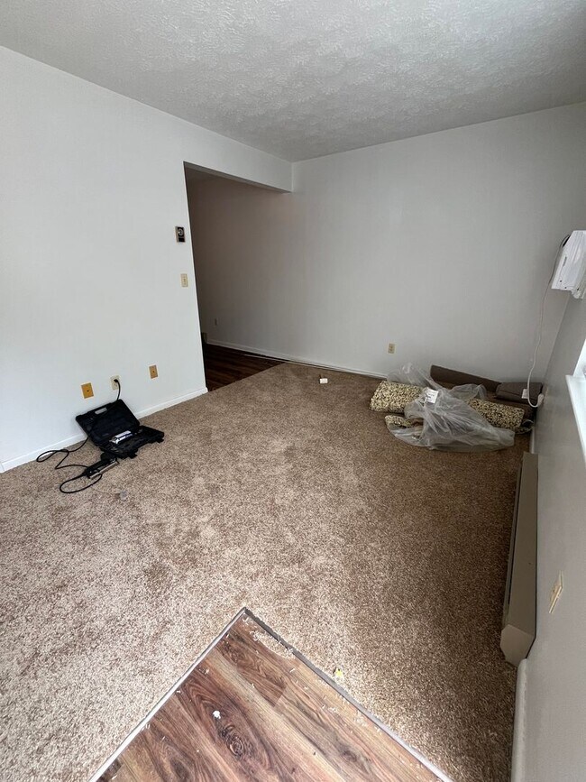 Building Photo - One bedroom apartment on Rockingham Drive