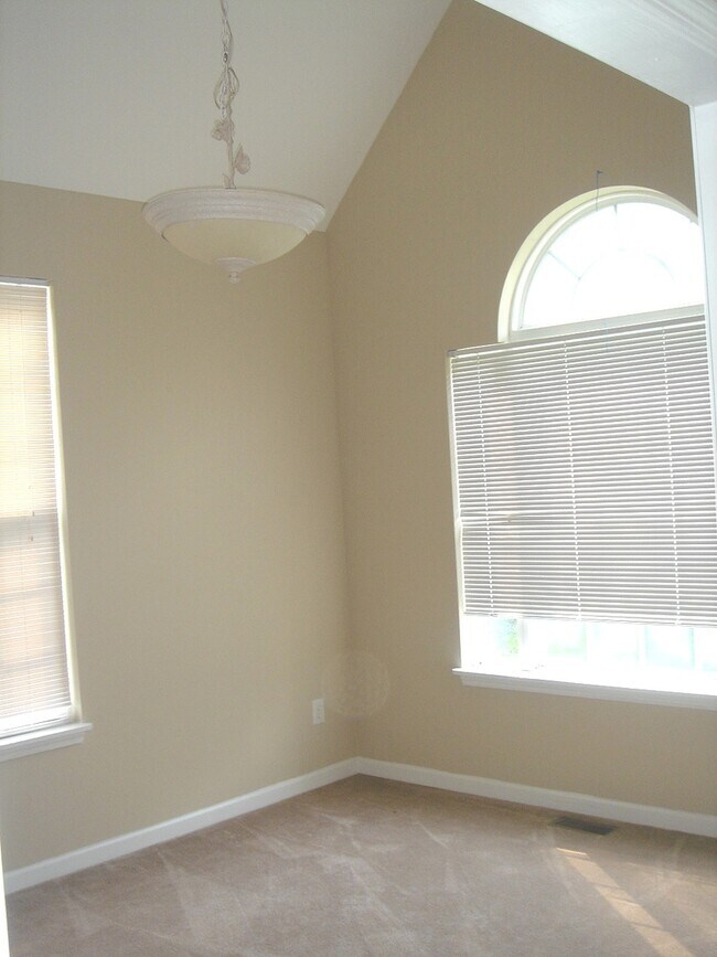 Foto del edificio - Student friendly! Large 5 BR, near WB and UNCW fireplace,  2 car garage , deck