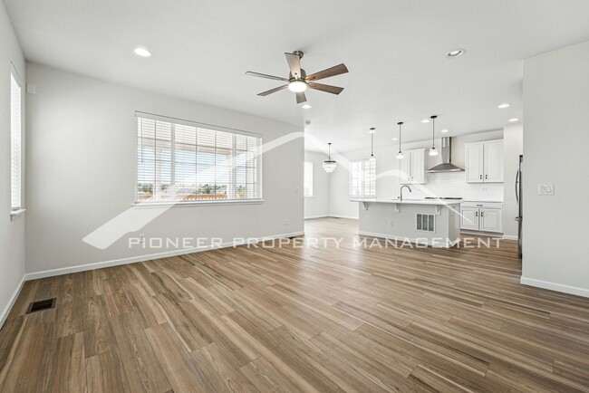Building Photo - Spacious Home with Washer/Dryer and Centra...