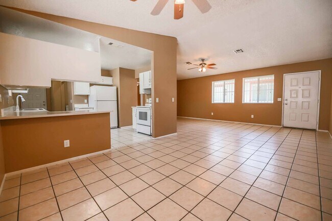 Building Photo - 3 BEDROOM HOUSE FOR RENT!!