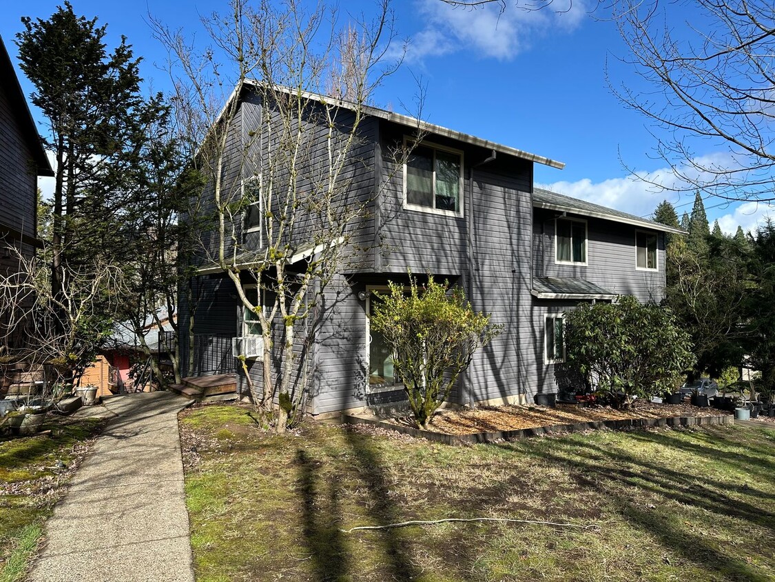 Foto principal - 2 Bedroom SW Portland with Garage!