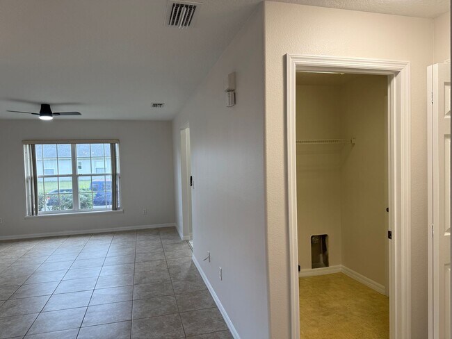 Foto del edificio - Spacious 4 bedroom home in Lake Mary