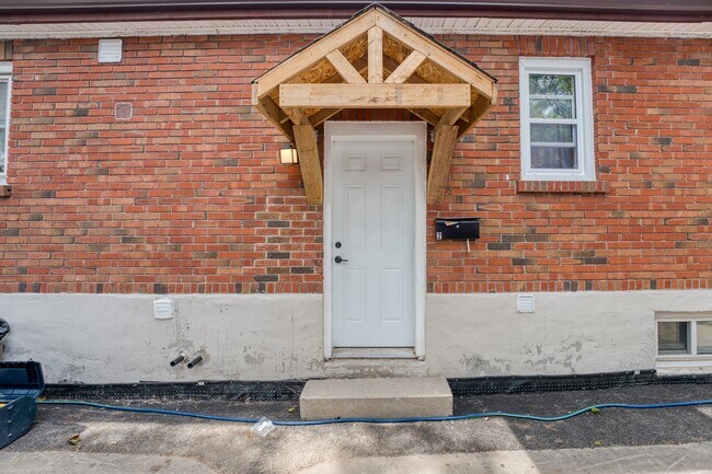 Photo du bâtiment - 2 Bed/ 1 Bath Unit– All Utilities & Parking Included – $1,750/month