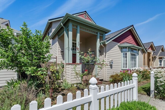 Building Photo - Must see! Spacious 3bd 2bath Ready for Imm...