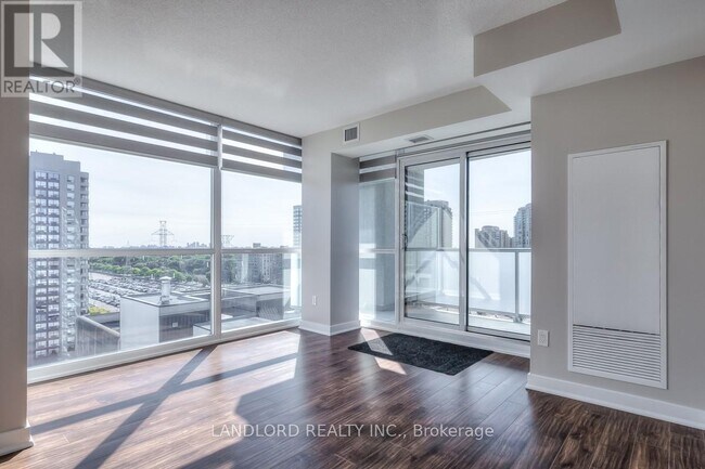 Photo du bâtiment - 5740 Yonge St