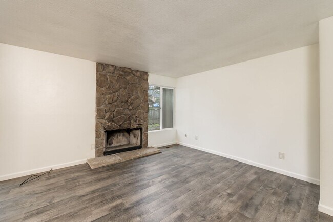 Building Photo - Conveniently Located 2 Bed 2 Bath Duplex w...