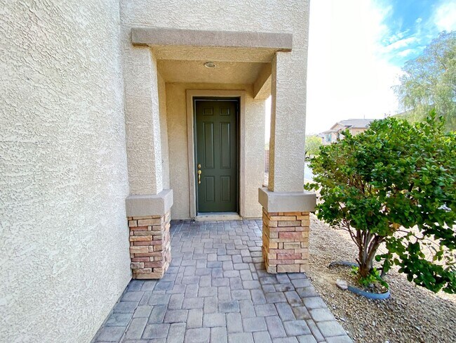 Foto del edificio - 4 BEDROOM HOME 3 CAR GARAGE ON A CORNER LO...