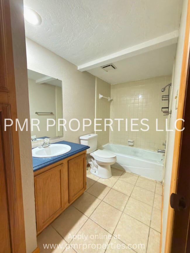 Building Photo - 2 Bedrooms/2 Bathrooms Apartment