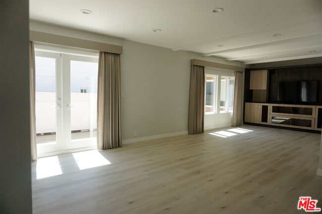 Foto del edificio - 221 N Bowling Green Way