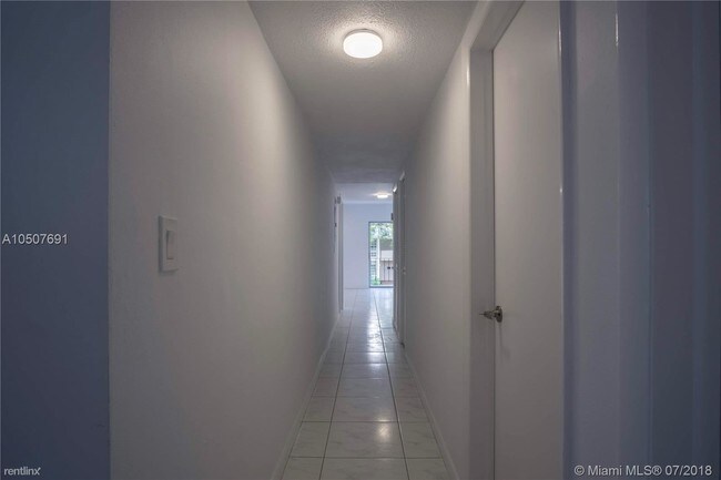 Foto del edificio - 4 br, 3 bath  - 4901 Ponce de Leon Blvd # R