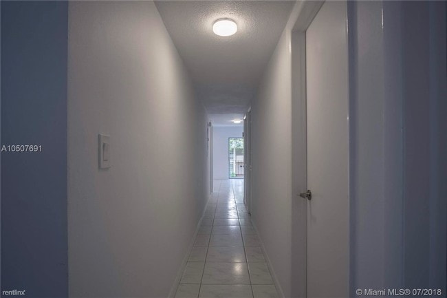 Building Photo - 4 br, 3 bath  - 4901 Ponce de Leon Blvd # R