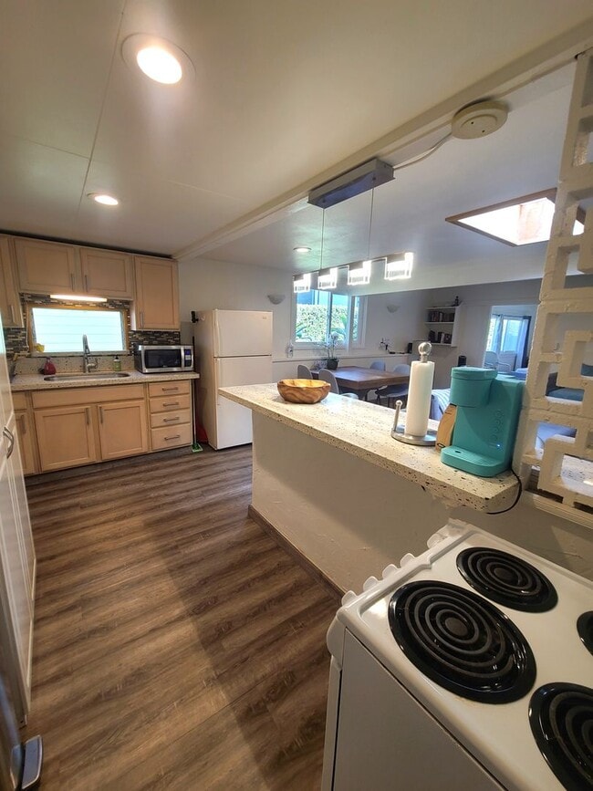 Building Photo - Extra large 1 bedroom, 10 minute walk to b...