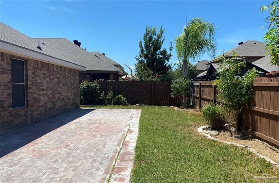 Building Photo - 4704 E Pelican Ave
