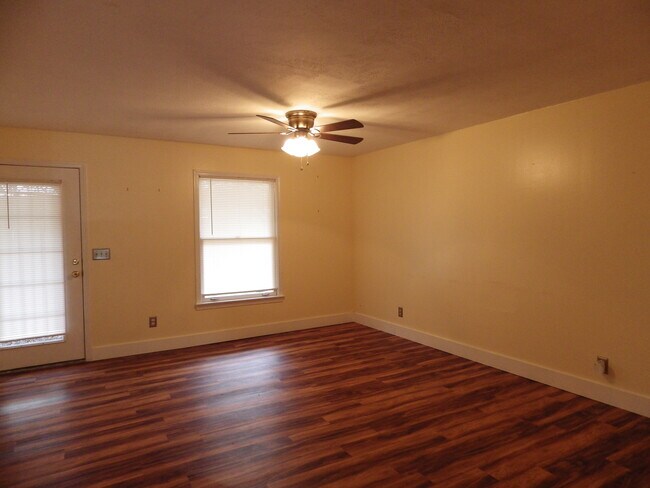 Sala de estar - 510 E Gillespie St