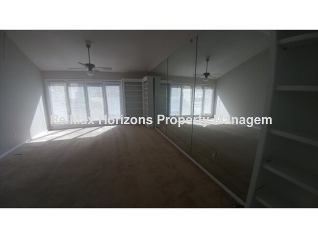 Building Photo - 9992 Fairway Villas Ln