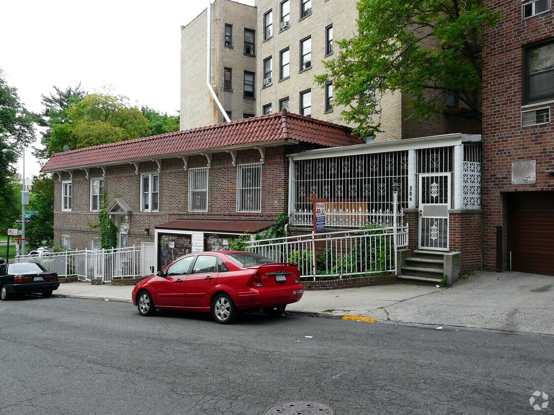 Building Photo - 240 E 206 St