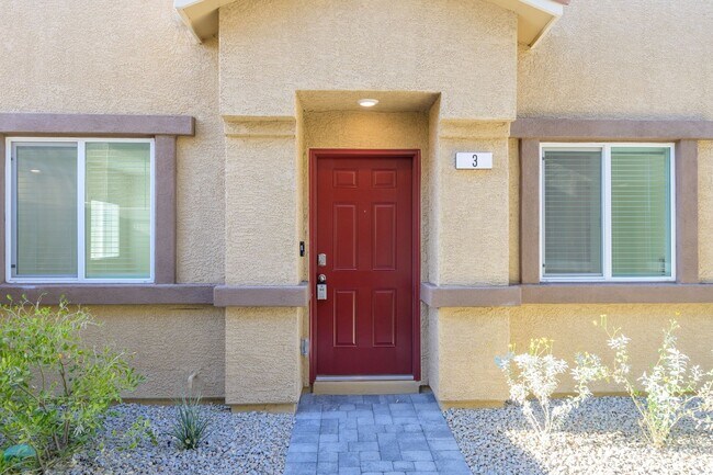Foto del edificio - NW 3 Bedroom Townhouse!! Gated Community Pool!! 2 Car Garage!!! No Carpet downstairs.