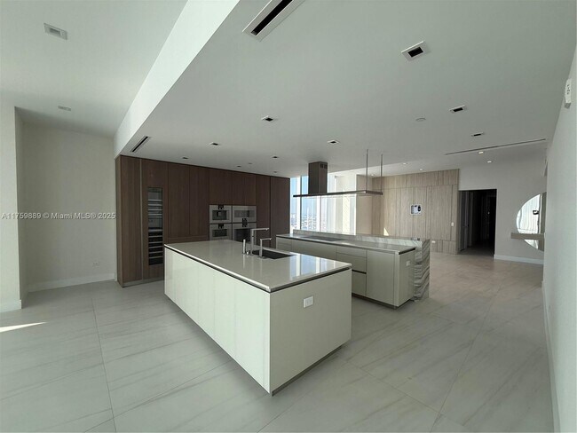Foto del edificio - 18501 Collins Ave