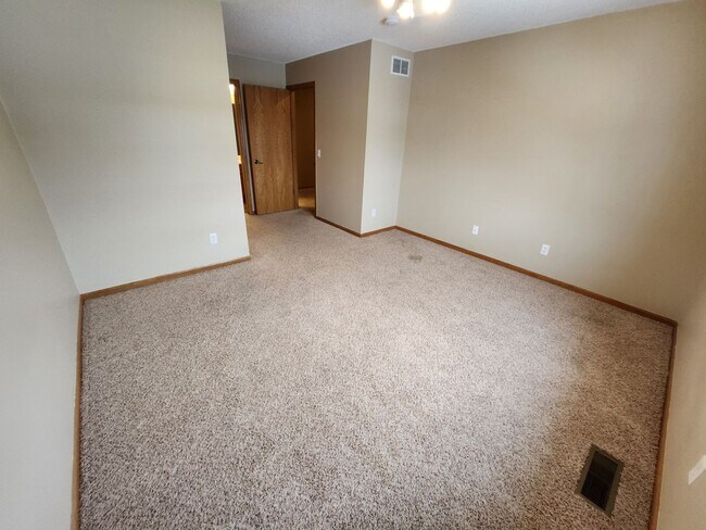 Foto del edificio - updated 2 bed townhouse under 2k per month in Burnsville! Open concept, master bed w/attached bat...