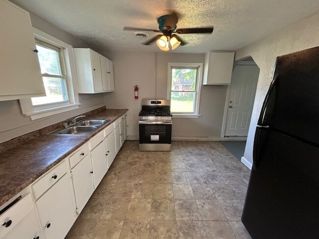 Building Photo - Midview School District - 2 Bedroom single...