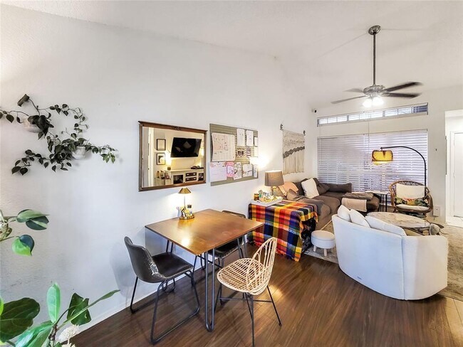 Foto del edificio - 1015 E Yager Ln