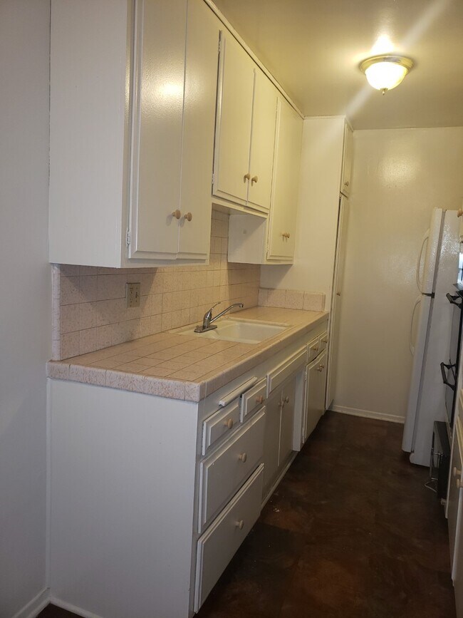 Kitchen - 612 N Orange Dr