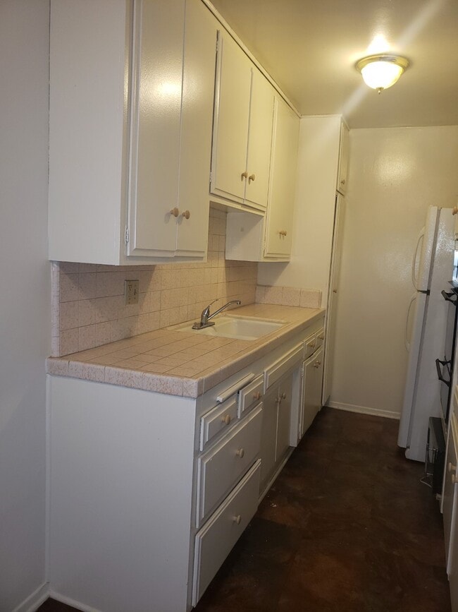 Kitchen - 612 N Orange Dr