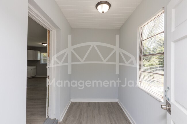 Foto del edificio - 1922 Maclean Rd