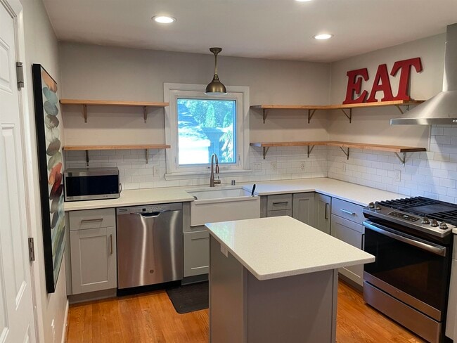 Building Photo - 465 Charles Ln