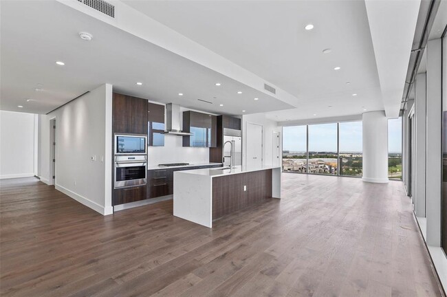 Foto del edificio - 7901 Windrose Ave