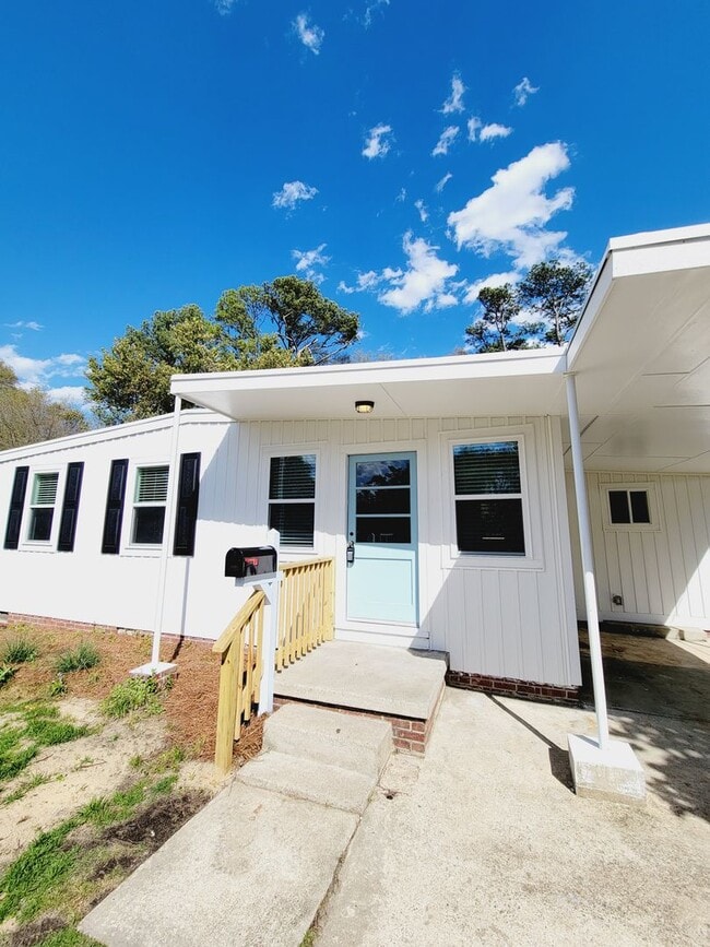 Building Photo - SUNSET PARK - Updated interior and fenced ...