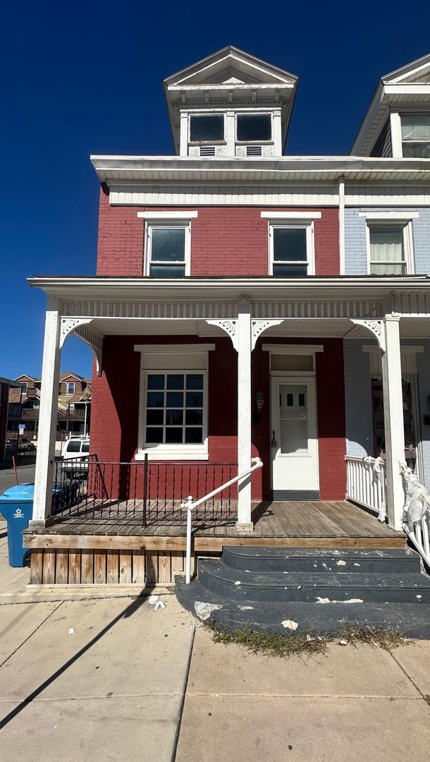 Building Photo - 1047 W Poplar St